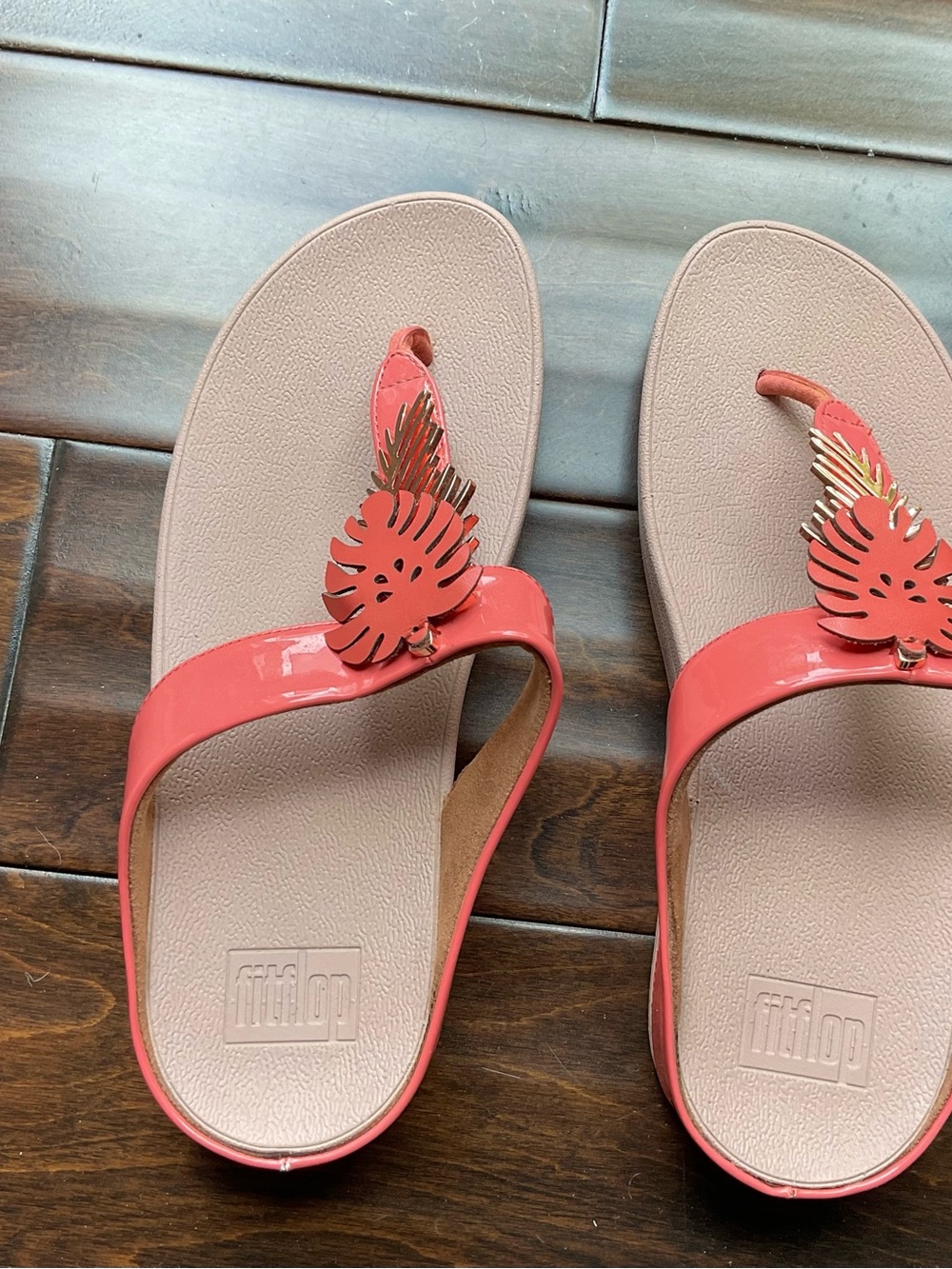 FitFlop Fino Jungle Leaf Coral Toe-Post Wedge Sandals Size 8 US/39 EU